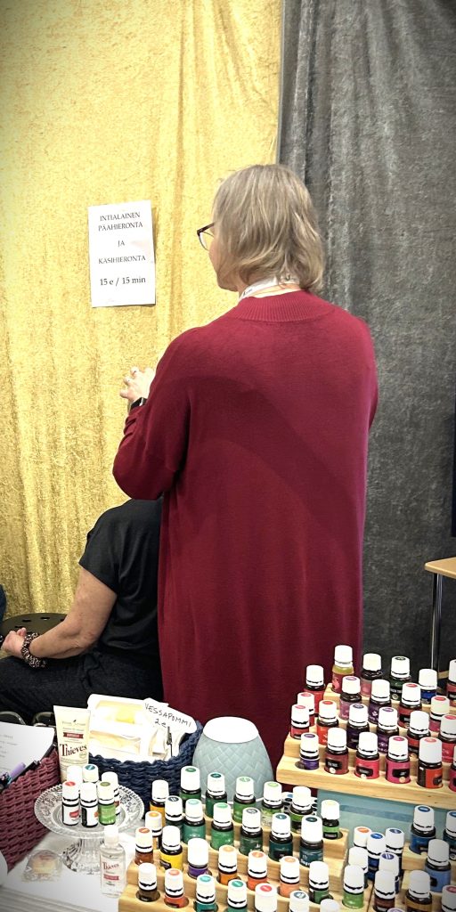 Intialaista päähierontaa Joogafestivaaleilla 2024